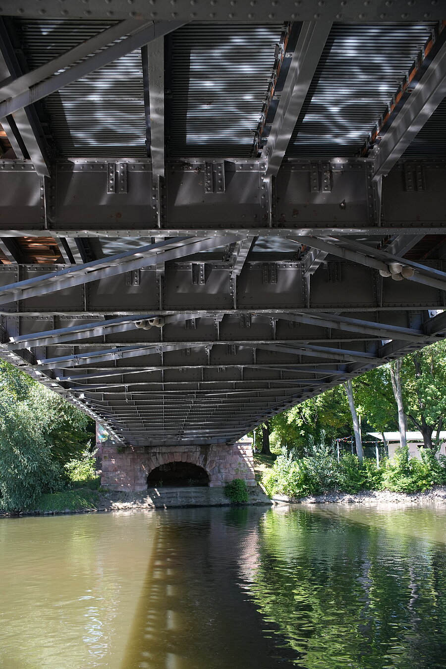 Brücke der Freundschaft, Sicht von unten, Metallgerippe, Saale, Peißnitz, Ziegelwiese, Sommer