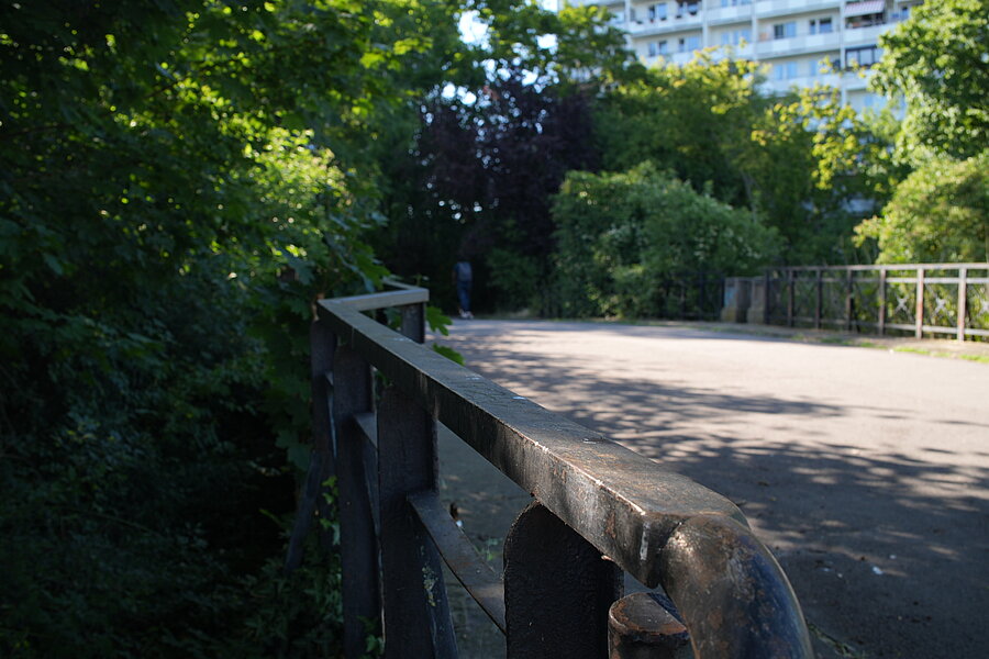 Brücke am Zollrain, Geländer, Metall, Block, Natur, Schotterweg