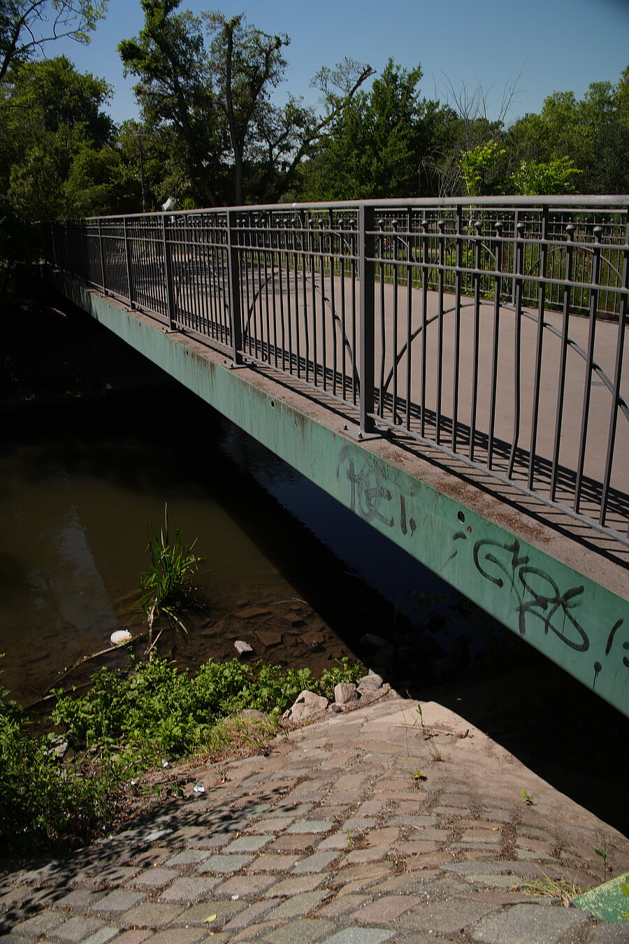 Mühlgrabenbrücke, Halle, Seitenansicht, Reling aus Metall, Ufer, Fluss