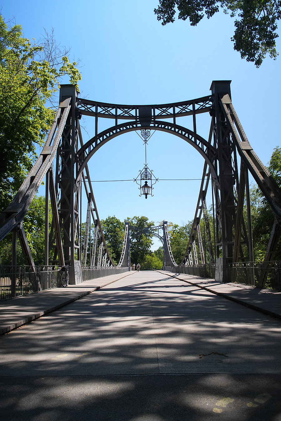 Brücke der Freundschaft, Draufsicht, frontal, Saale, Peißnitz, Ziegelwiese, Sommer, Fußgänger