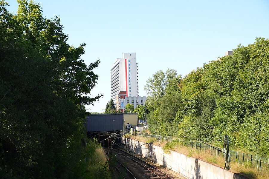 Zollrainbrücke, Neustadt, Geländer, Beton, Hochhaus, Schienen