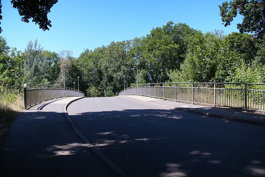 Gutsbrücke, Halle, Sonne und Beton, Verbindung, Natur