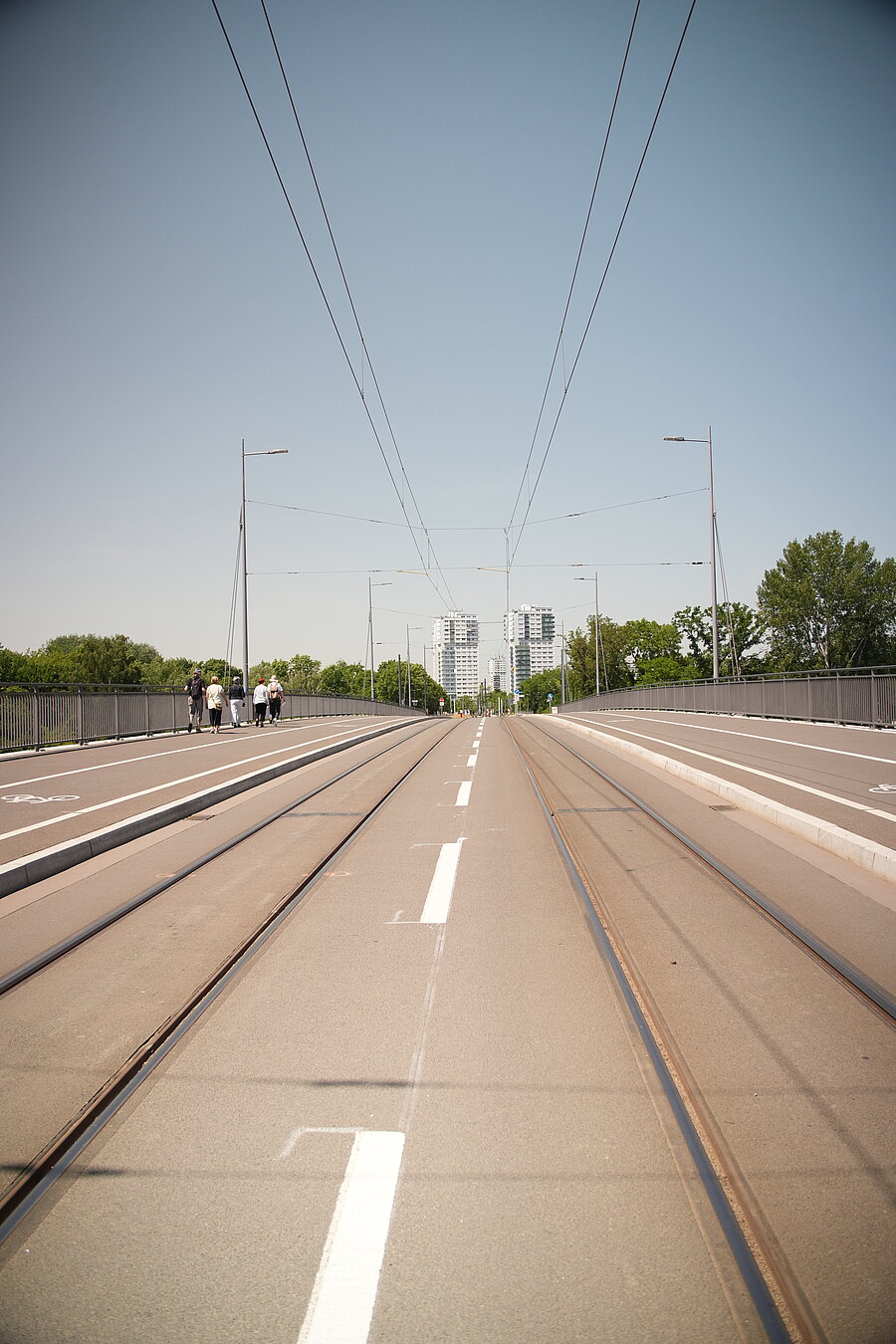 Elisabethbrücke, Brückenbogen, Draufsicht, frontal, Leitlinie, Straßenbahnschienen, Beton