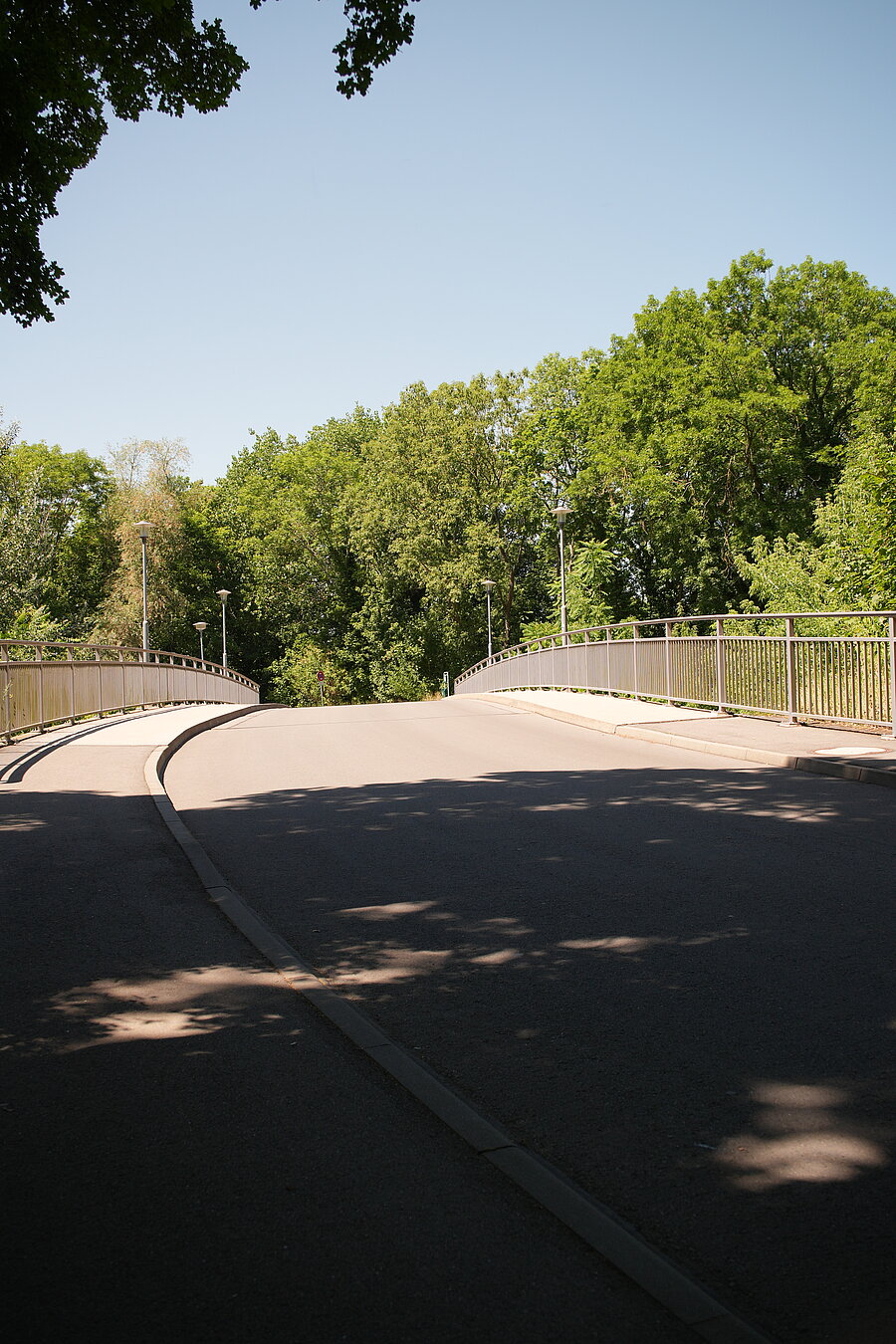 Gutsbrücke, Halle, Sonne und Beton, Verbindung, Natur