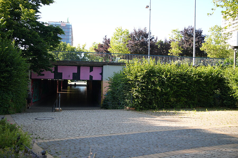 Fußgängertunnel am Saale Center, Sonne und Beton, BTK, Grafitti