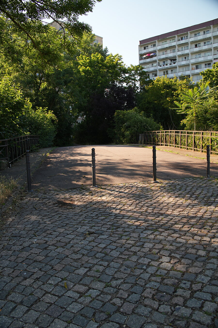 Brücke am Zollrain, Geländer, Metall, Block, Natur, Schotterweg