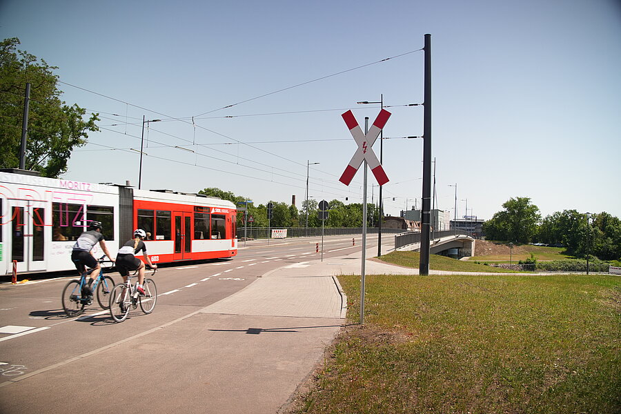 Elisabethbrücke, Seitenansicht, Fluss, Ufer, Straßenbahn, Radfahrer, Andreaskreuz, Straße, Bürgersteig