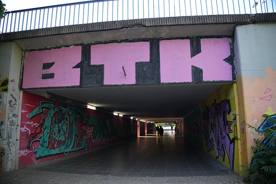 Fußgängertunnel am Saale Center, Sonne und Beton, BTK, Grafitti