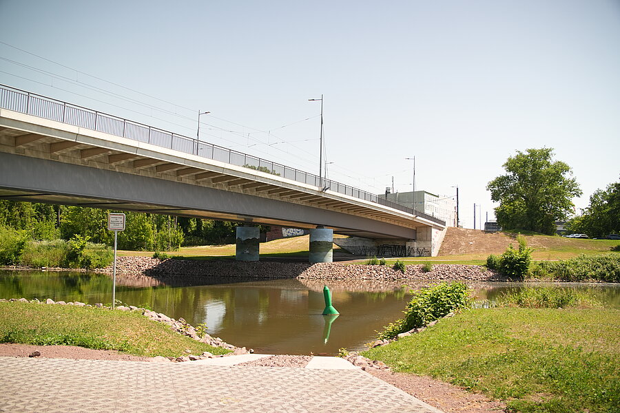 Elisabethbrücke, Brückenbogen, Seitenansicht, Fluss, Ufer