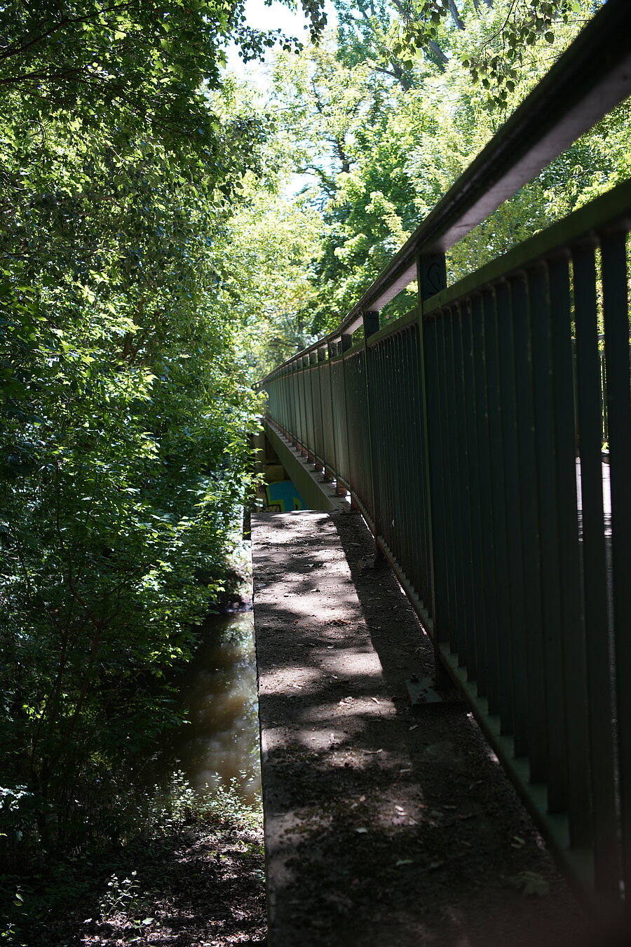 Dreierbrücke, Seitenansicht, Geländer, Bäume, Wald, idyllisch, Sonnenstrahle