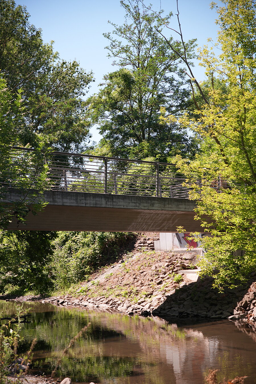 Brücke an der Hafenstraße, Verbidungm, Natur, Halle an der Saale, Fluss