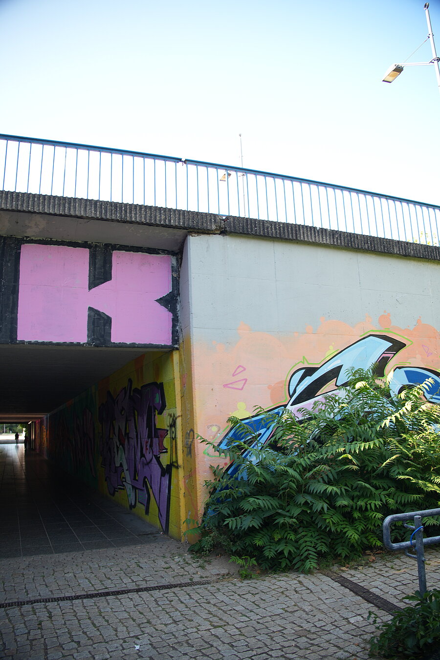 Fußgängertunnel am Saale Center, Sonne und Beton, BTK, Grafitti