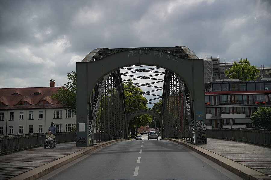 Genzmer Brücke, Brückenfest, Fußgänger, Auto, Überquerung