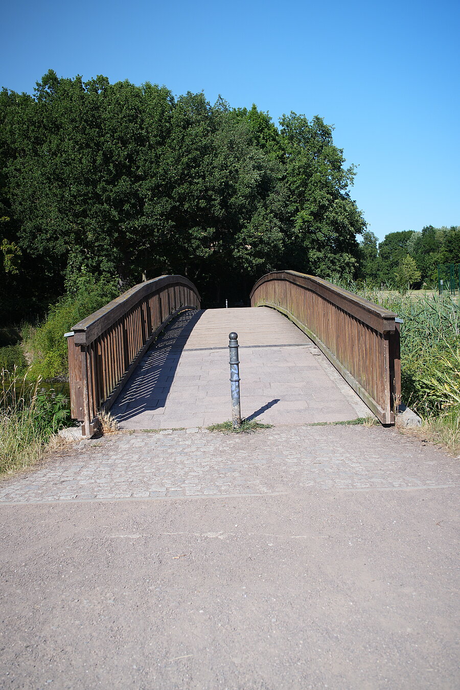 Brücke zur Kirchteichpromenade, Halle Neustadt, Park