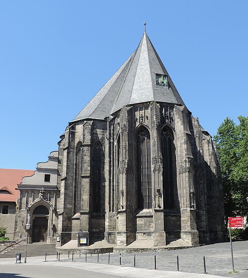 Die Moritzkirche ist von der Außenansicht zu sehen.