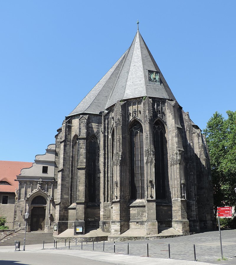 Die Moritzkirche ist von der Außenansicht zu sehen.